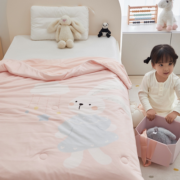 91家纺网 家纺一手货源 找家纺 荷马之梦 2025新款大版针织棉凉感丝AB版大豆儿童夏被 蓝风铃兔