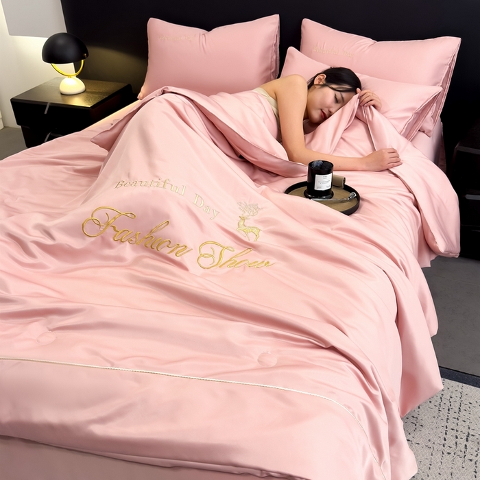 91家纺网 家纺一手货源 找家纺 卡罗兰 2025新款水洗天丝夏凉被空调被水洗真丝夏被四件套-森旅迷鹿 森旅迷鹿-樱花粉