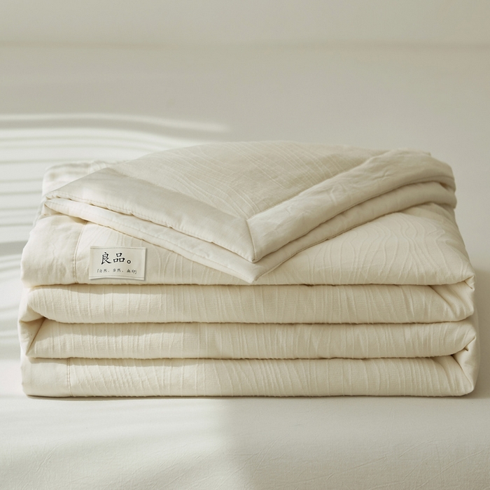 91家纺网 家纺一手货源 找家纺 寐绸家纺 2025新款纯棉水洗棉三层提花大豆纤维夏被四件套 曲线条-雅白