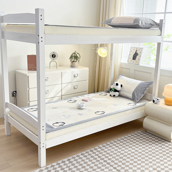 91家纺网 家纺一手货源 找家纺 2025新款印花冰藤凉席-学生款 小企鹅