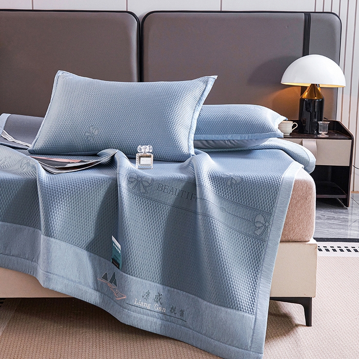 91家纺网 家纺一手货源 找家纺 梵克保罗 2025新款7A抗菌母婴级纯乙纶PE刺绣凉感丝豆豆席 蝴蝶结-蓝