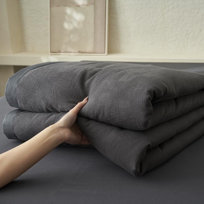 91家纺网 家纺一手货源 找家纺 寐绸家纺 2025新款纯棉水洗棉三层提花大豆纤维夏被四件套 肌理纹夏被-暗灰