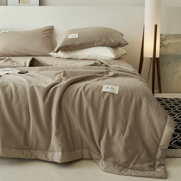 91家纺网 家纺一手货源 找家纺 寐绸家纺 2025新款纯棉水洗棉三层提花大豆纤维夏被四件套 曲线条-浅驼