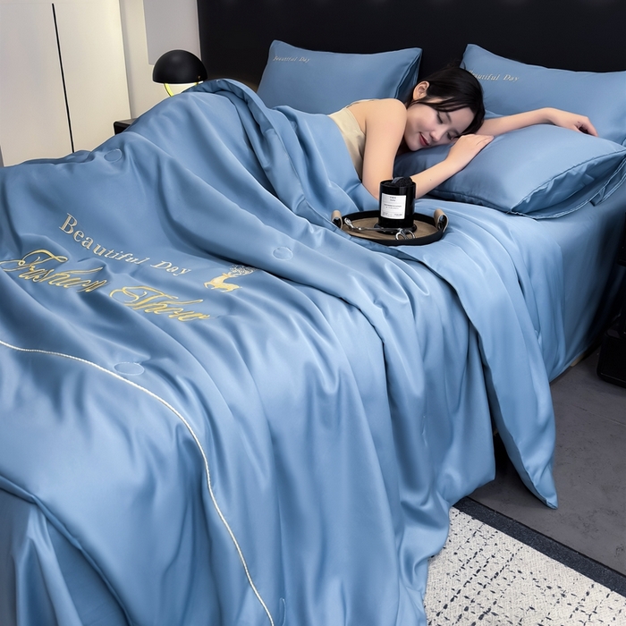 91家纺网 家纺一手货源 找家纺 卡罗兰 2025新款水洗天丝夏凉被空调被水洗真丝夏被四件套-森旅迷鹿 森旅迷鹿-宾利蓝