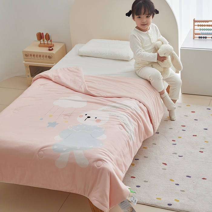 91家纺网 家纺一手货源 找家纺 荷马之梦 2025新款大版针织棉凉感丝AB版大豆儿童夏被 蓝风铃兔