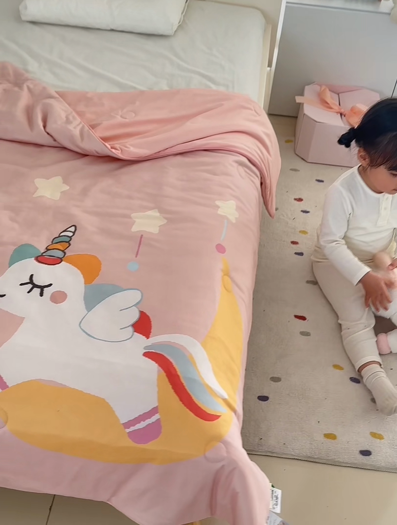 91家纺网 家纺一手货源 找家纺 荷马之梦 2025新款大版针织棉凉感丝AB版大豆儿童夏被 月亮独角兽