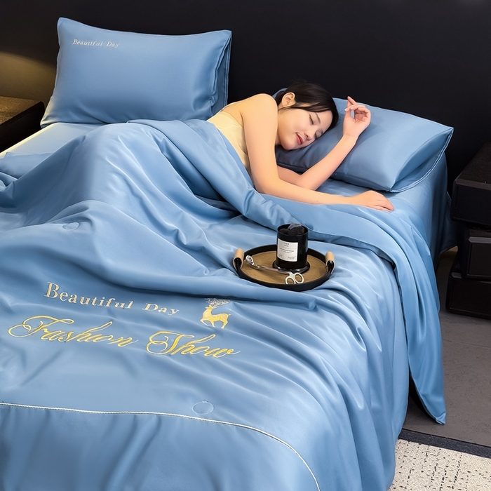 91家纺网 家纺一手货源 找家纺 卡罗兰 2025新款水洗天丝夏凉被空调被水洗真丝夏被四件套-森旅迷鹿 森旅迷鹿-宾利蓝