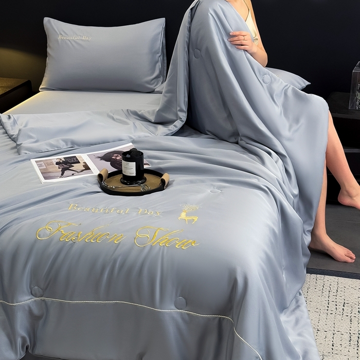 91家纺网 家纺一手货源 找家纺 卡罗兰 2025新款水洗天丝夏凉被空调被水洗真丝夏被四件套-森旅迷鹿 森旅迷鹿-绅士灰