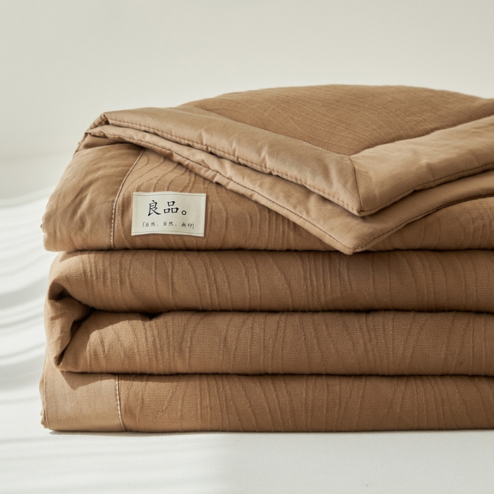 91家纺网 家纺一手货源 找家纺 寐绸家纺 2025新款纯棉水洗棉三层提花大豆纤维夏被四件套 曲线条-中咖