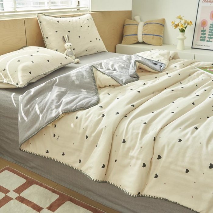 91家纺网 家纺一手货源 找家纺 寐绸家纺 2025新款纯棉双层纱印花大豆纤维夏被四件套 双层纱-爱心