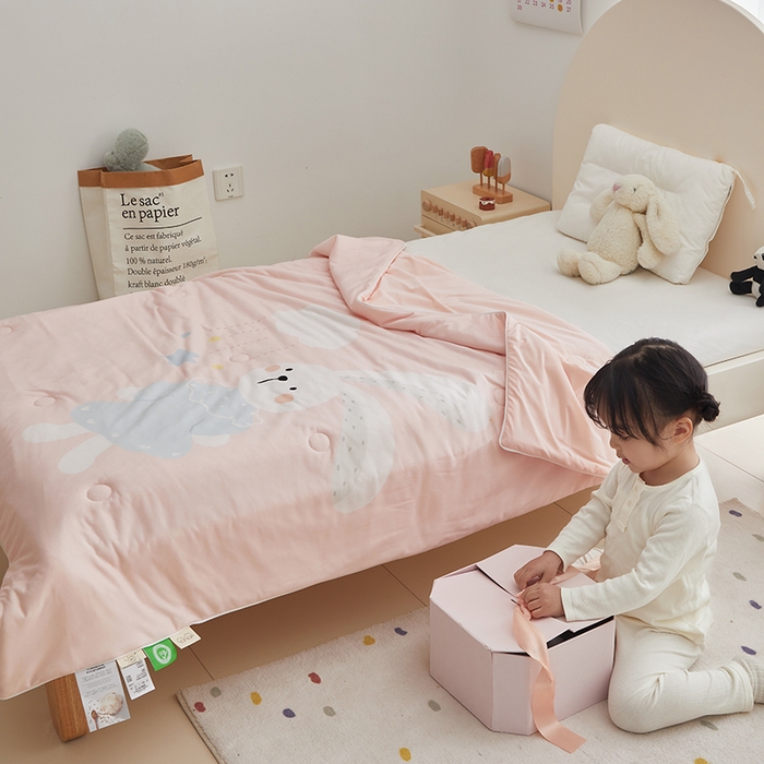 91家纺网 家纺一手货源 找家纺 荷马之梦 2025新款大版针织棉凉感丝AB版大豆儿童夏被 蓝风铃兔