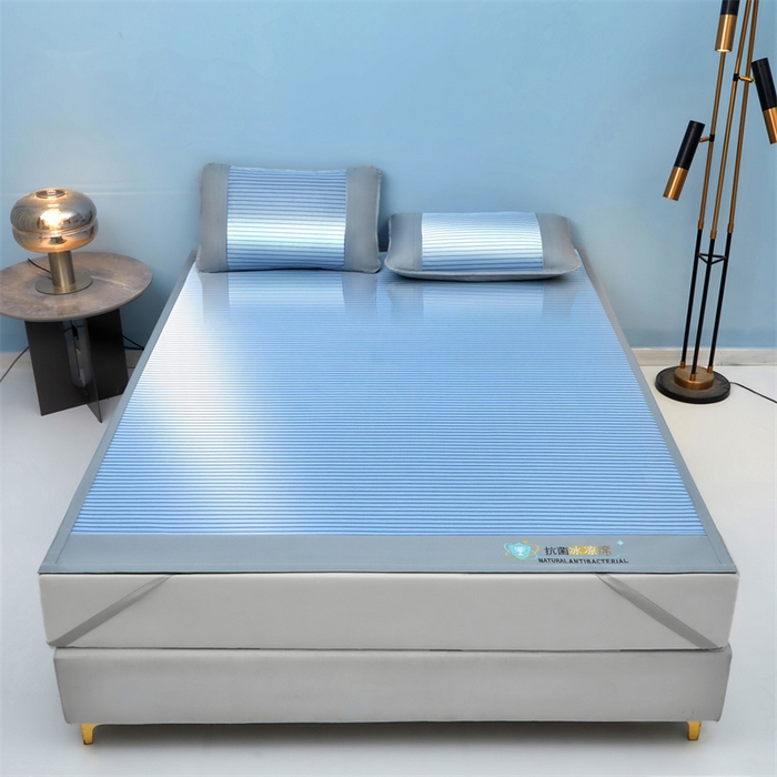 91家纺网 家纺一手货源 找家纺 2025新款凉席抗菌三明治可水洗碳光冰丝席宽边刺绣冰丝席 素夏 静谧蓝-床席款