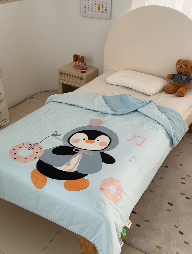 91家纺网 家纺一手货源 找家纺 荷马之梦 2025新款大版针织棉凉感丝AB版大豆儿童夏被 甜甜小企鹅