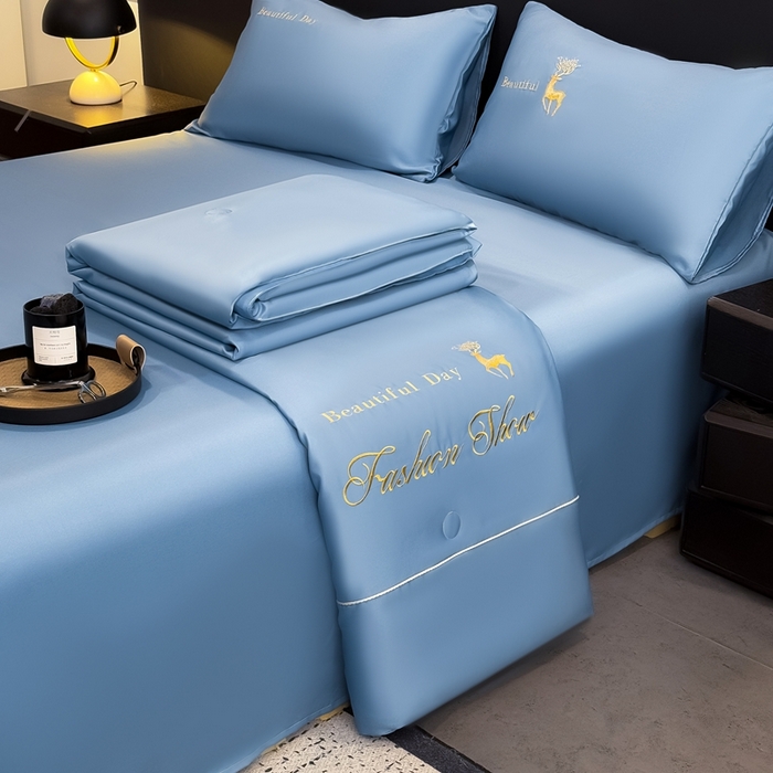 91家纺网 家纺一手货源 找家纺 卡罗兰 2025新款水洗天丝夏凉被空调被水洗真丝夏被四件套-森旅迷鹿 森旅迷鹿-宾利蓝