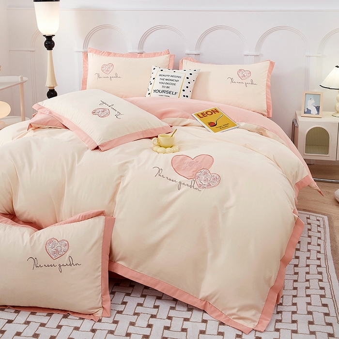 91家纺网 家纺一手货源 找家纺 卡迪亚家纺 2025新款加厚柔肤棉贴布绣宽边双拼刺绣四件套-满心花园 满心花园-玲珑玉