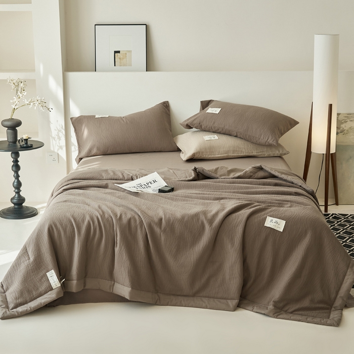 91家纺网 家纺一手货源 找家纺 寐绸家纺 2025新款纯棉水洗棉三层提花大豆纤维夏被四件套 曲线条-浅灰