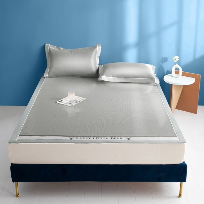 91家纺网 家纺一手货源 找家纺 阿亮家居 2025新款A类母婴级1800D碳光小鹿冰丝席凉席 冰川灰