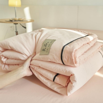 寐绸家纺 2025新款纯棉水洗棉细条宽边大豆纤维夏被四件套 密条-浅粉