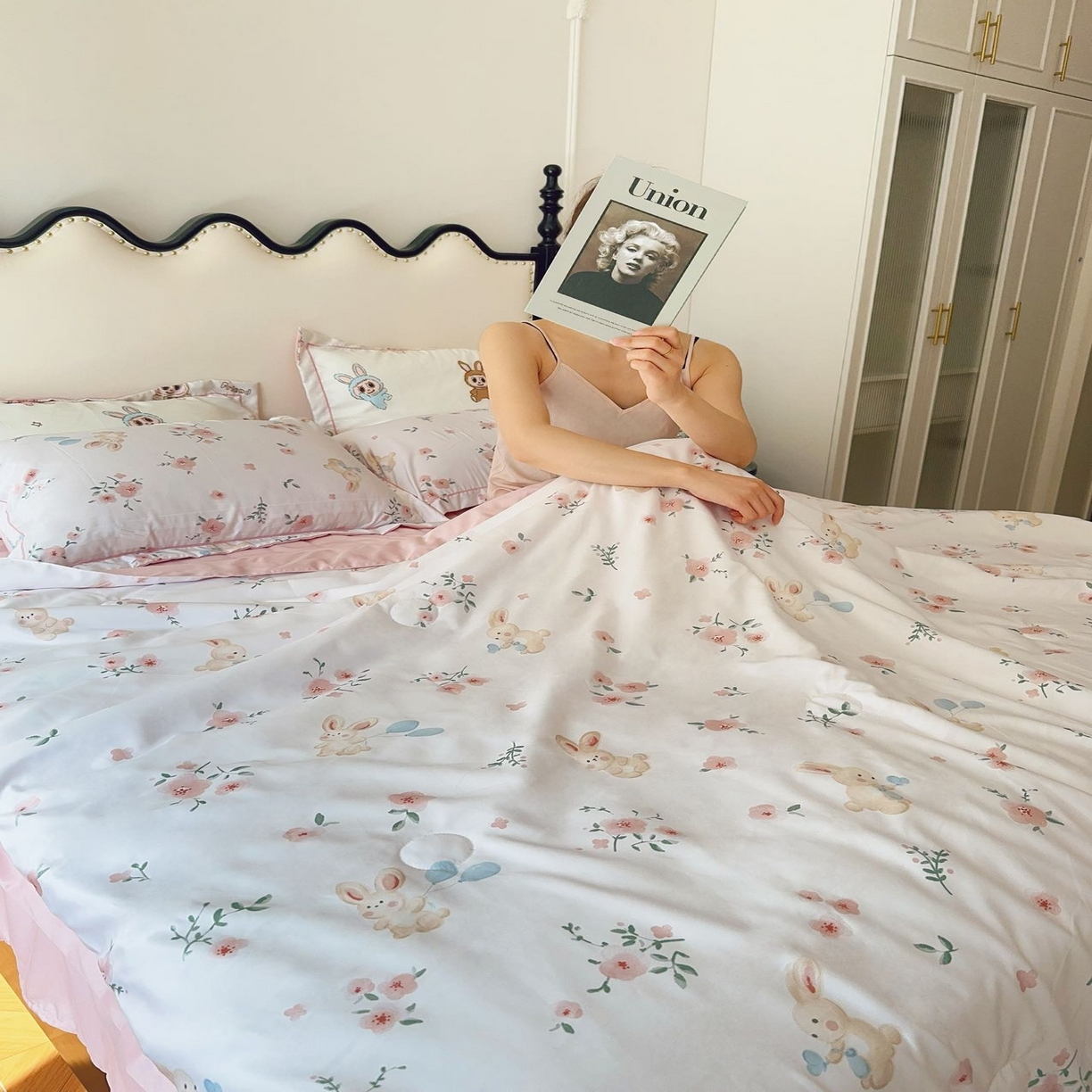 91家纺网 家纺一手货源 找家纺 兜米家居 2025新款水洗天丝夏被四件套 桃花兔兔