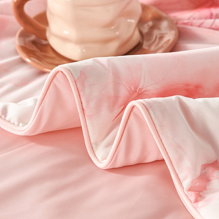 91家纺网 家纺一手货源 找家纺 缔锦家纺 2025新款凉感丝印花夏被 蝶恋-优雅粉