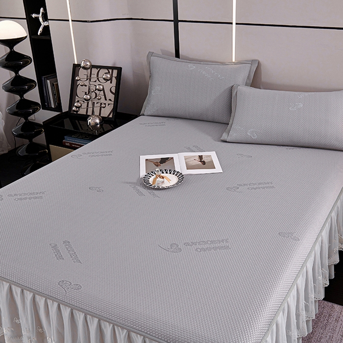 91家纺网 家纺一手货源 找家纺 梵克保罗 2025新款7A抗菌母婴级纯乙纶PE刺绣凉感丝豆豆席 床裙款 床裙款 字母爱心-灰