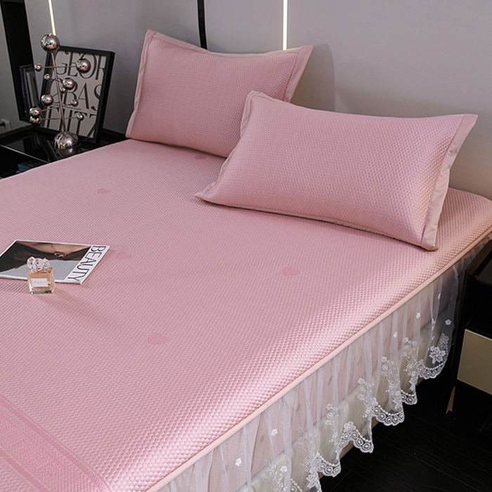 91家纺网 家纺一手货源 找家纺 梵克保罗 2025新款7A抗菌母婴级纯乙纶PE刺绣凉感丝豆豆席 床笠花边款 花边床笠爱心蝴蝶结-粉