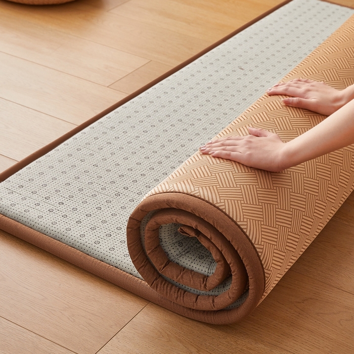 91家纺网 家纺一手货源 找家纺 2025新款包边工艺凉感冰藤地铺睡垫系列凉席地垫 冰丝饼干咖