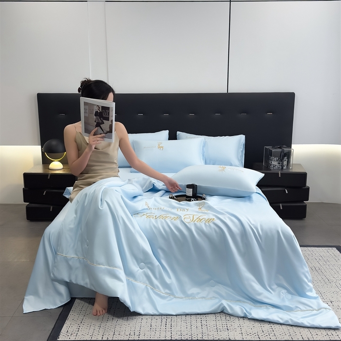 91家纺网 家纺一手货源 找家纺 卡罗兰 2025新款水洗天丝夏凉被空调被水洗真丝夏被四件套-森旅迷鹿 森旅迷鹿-天空蓝
