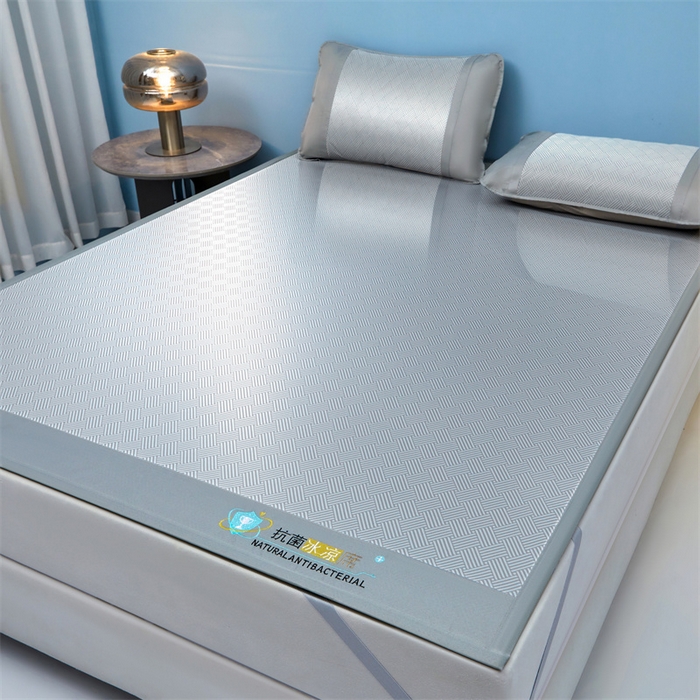 91家纺网 家纺一手货源 找家纺 2025新款凉席抗菌三明治可水洗碳光冰丝席宽边刺绣冰丝席 思绪 绅士灰-床席款