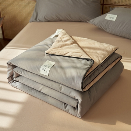 91家纺网 家纺一手货源 找家纺 寐绸家纺 2025新款纯棉水洗棉撞色嵌绳大豆纤维夏被四件套 嵌绳-浅灰