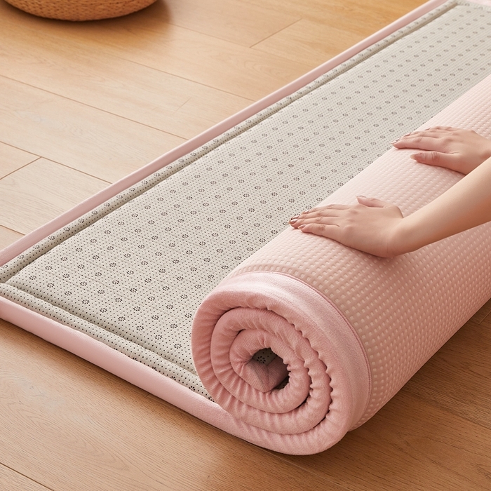 91家纺网 家纺一手货源 找家纺 2025新款包边工艺凉感冰藤地铺睡垫系列凉席地垫 华夫格粉