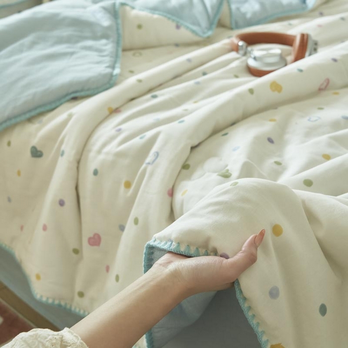 91家纺网 家纺一手货源 找家纺 寐绸家纺 2025新款纯棉双层纱印花大豆纤维夏被四件套 双层纱-波点