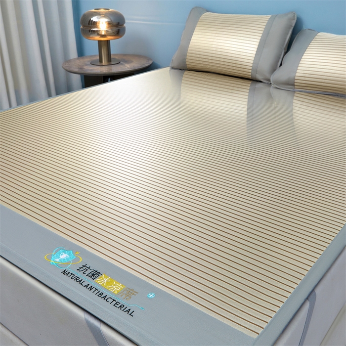 91家纺网 家纺一手货源 找家纺 2025新款凉席抗菌三明治可水洗碳光冰丝席宽边刺绣冰丝席 素夏 星光银-床席款