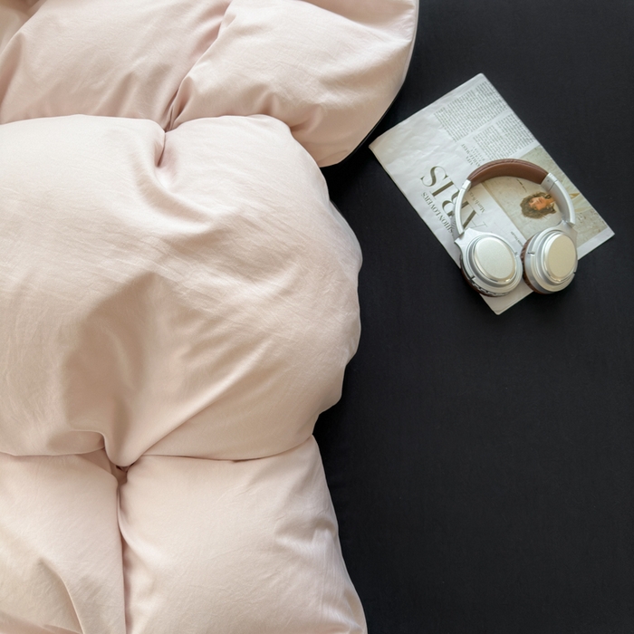 91家纺网 家纺一手货源 找家纺 冕悠家纺 2025新款A类105克超柔褶皱水洗棉拼色四件套 藕粉+高级黑