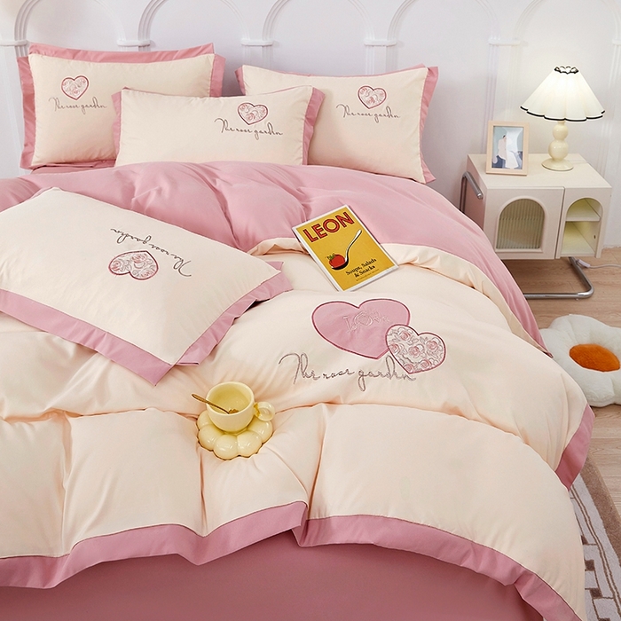 91家纺网 家纺一手货源 找家纺 卡迪亚家纺 2025新款加厚柔肤棉贴布绣宽边双拼刺绣四件套-满心花园 满心花园-蜜豆沙