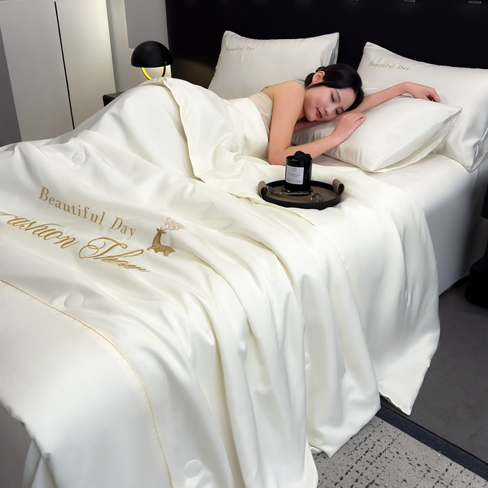 91家纺网 家纺一手货源 找家纺 卡罗兰 2025新款水洗天丝夏凉被空调被水洗真丝夏被四件套-森旅迷鹿 森旅迷鹿-奶昔白