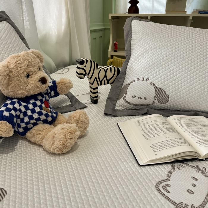 91家纺网 家纺一手货源 找家纺 孩子王家纺 2025新款冰丝席提花冰豆豆系列床单床笠 喵喵汪岛