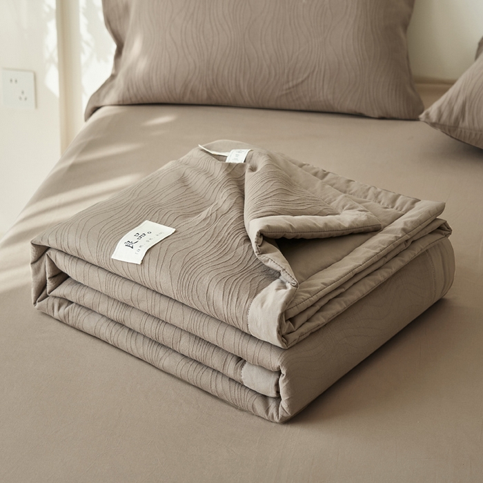 91家纺网 家纺一手货源 找家纺 寐绸家纺 2025新款纯棉水洗棉三层提花大豆纤维夏被四件套 曲线条-浅灰