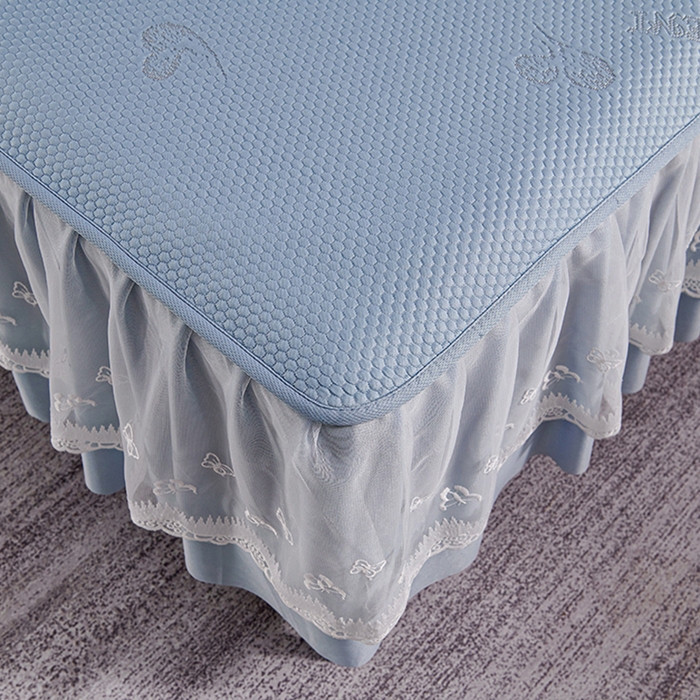 91家纺网 家纺一手货源 找家纺 梵克保罗 2025新款7A抗菌母婴级纯乙纶PE刺绣凉感丝豆豆席 床裙款 床裙款 字母爱心-蓝