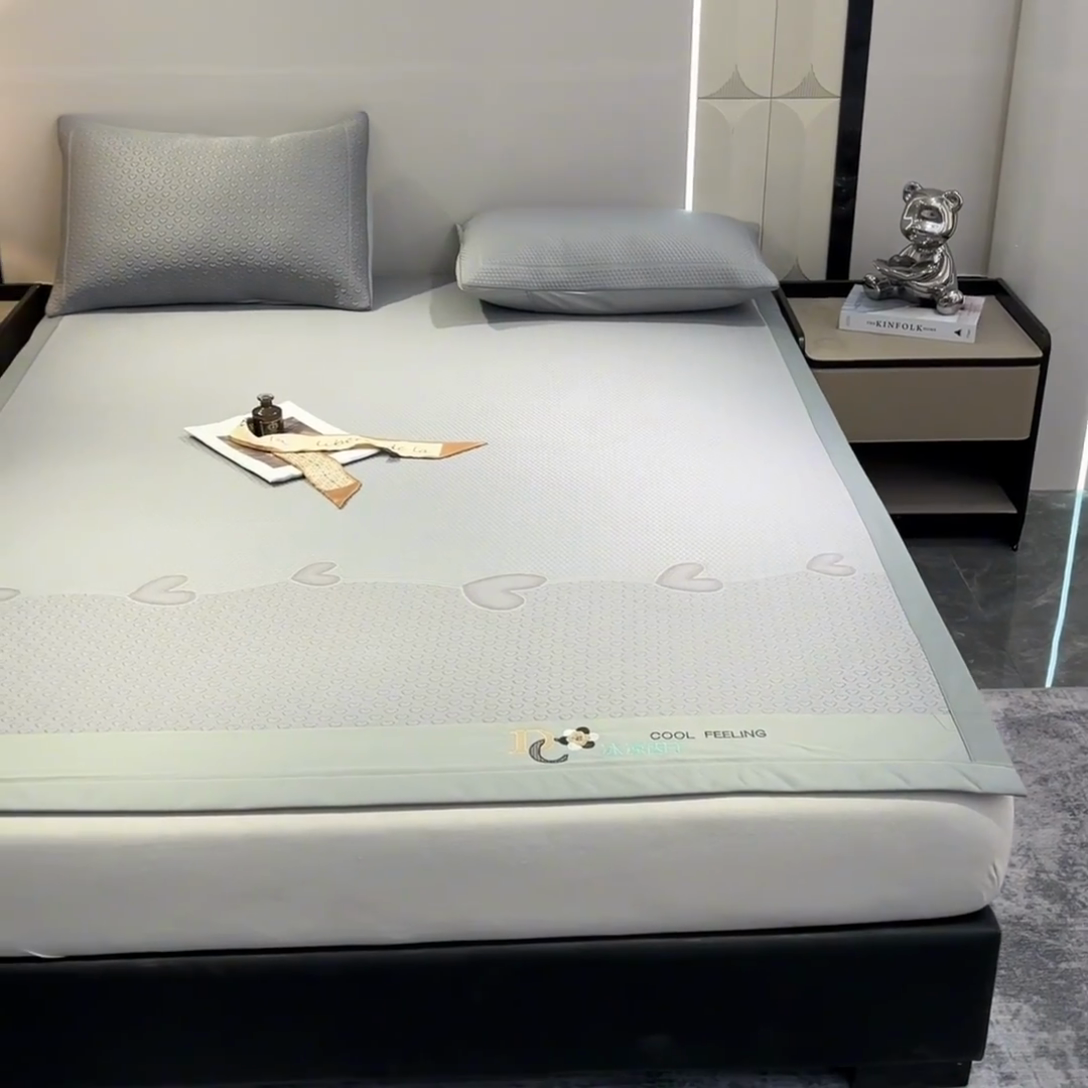 91家纺网 家纺一手货源 找家纺 阿亮家居 2025新款刺绣款凉豆豆凉席 凉豆豆-爱心灰色