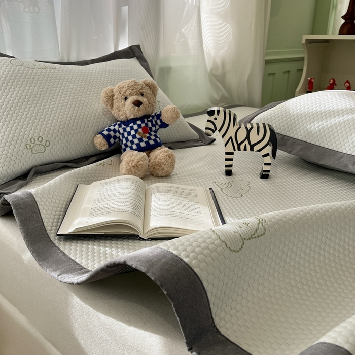 91家纺网 家纺一手货源 找家纺 孩子王家纺 2025新款冰丝席提花冰豆豆系列床单床笠 小狗心事