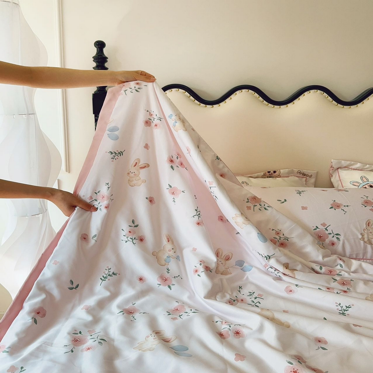 91家纺网 家纺一手货源 找家纺 兜米家居 2025新款水洗天丝夏被四件套 桃花兔兔