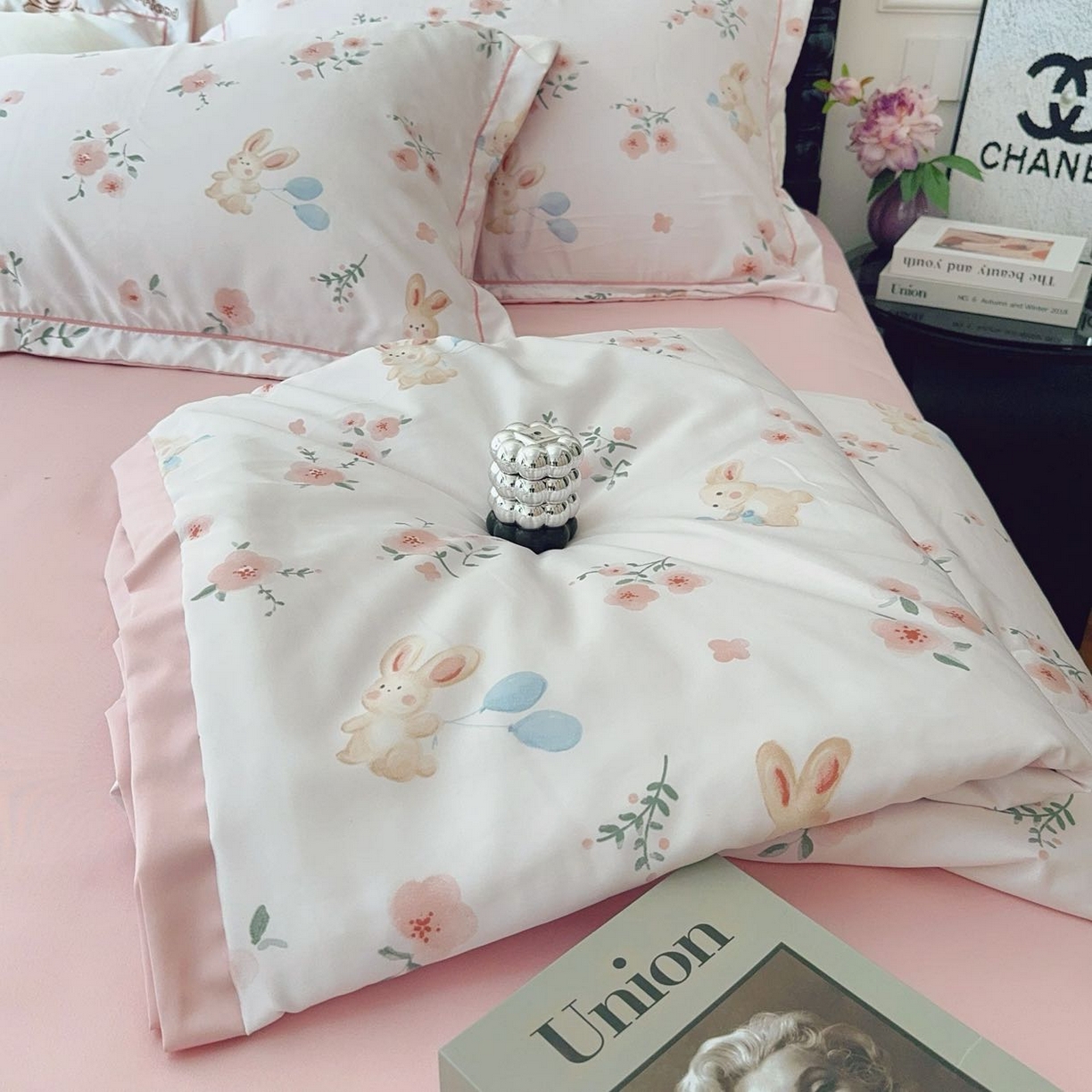 91家纺网 家纺一手货源 找家纺 兜米家居 2025新款水洗天丝夏被四件套 桃花兔兔