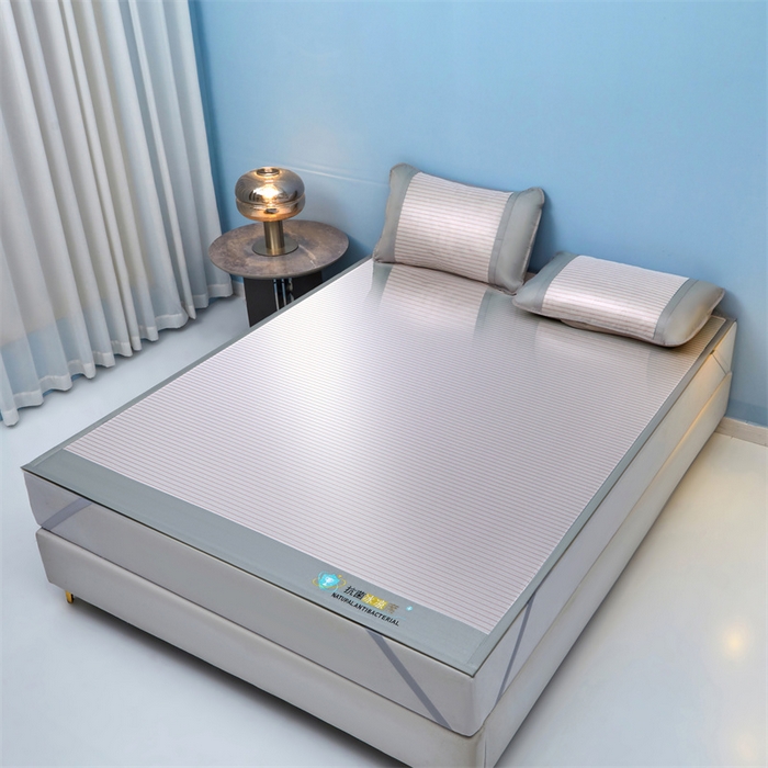 91家纺网 家纺一手货源 找家纺 2025新款凉席抗菌三明治可水洗碳光冰丝席宽边刺绣冰丝席 素夏 树莓粉-床席款