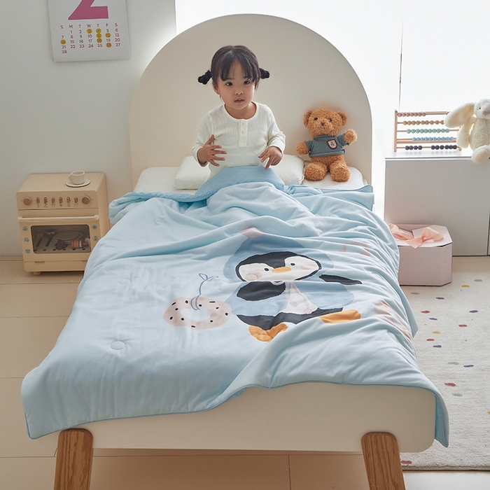 91家纺网 家纺一手货源 找家纺 荷马之梦 2025新款大版针织棉凉感丝AB版大豆儿童夏被 甜甜小企鹅