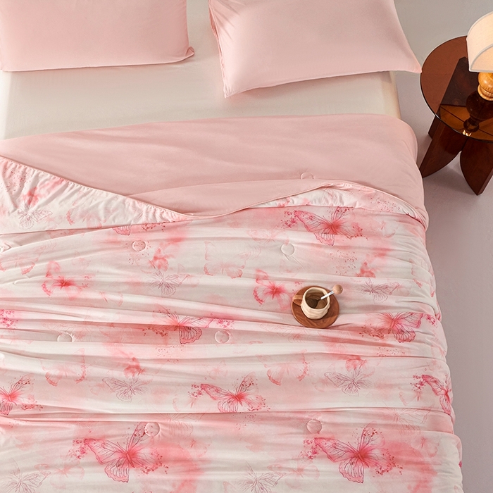 91家纺网 家纺一手货源 找家纺 缔锦家纺 2025新款凉感丝印花夏被 蝶恋-优雅粉