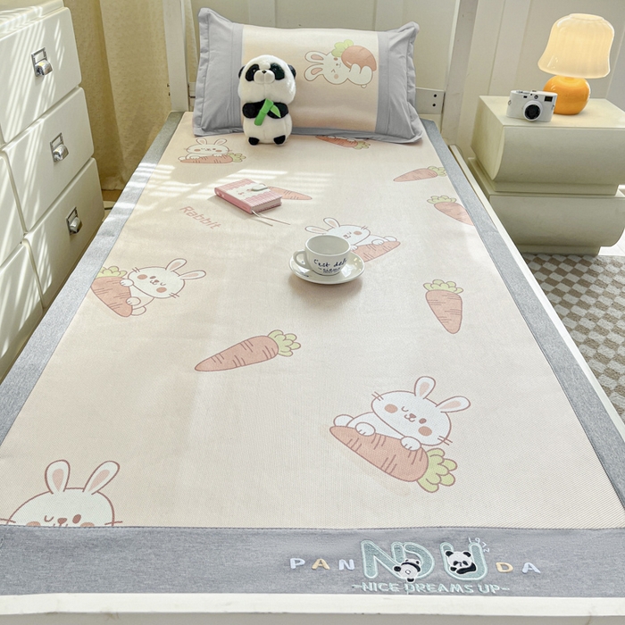 91家纺网 家纺一手货源 找家纺 2025新款印花冰藤凉席-学生款 萝卜兔