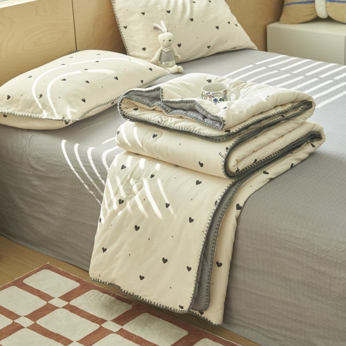 91家纺网 家纺一手货源 找家纺 寐绸家纺 2025新款纯棉双层纱印花大豆纤维夏被四件套 双层纱-爱心