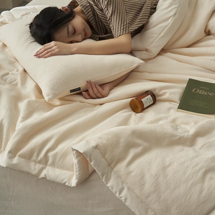 91家纺网 家纺一手货源 找家纺 寐绸家纺 2025新款纯棉水洗棉三层提花大豆纤维夏被四件套 肌理纹夏被-本白