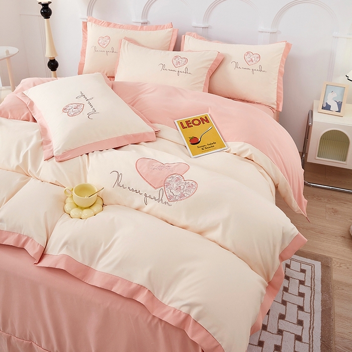 91家纺网 家纺一手货源 找家纺 卡迪亚家纺 2025新款加厚柔肤棉贴布绣宽边双拼刺绣四件套-满心花园 满心花园-玲珑玉